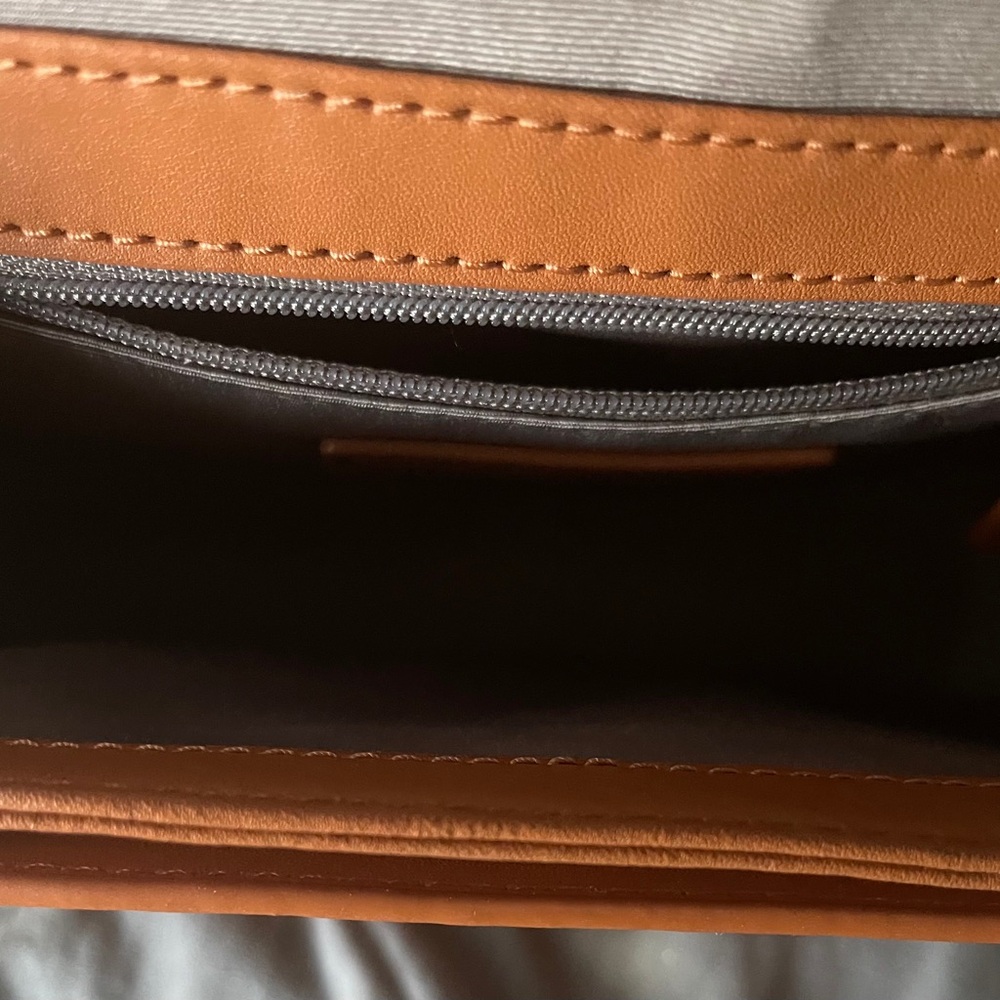 Herea the crossbody bag almost new! This is Authentic marc jacobs.